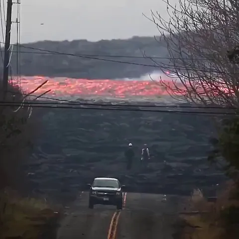 🔥 Kīlauea Volcano lava flow on June 16, 2018. Not sped up. (via Ken Boyer/Instagram)
