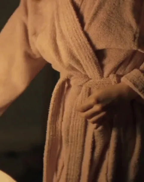 Daisy Edgar-Jones showing bush in the TV series "Normal People" (2020)