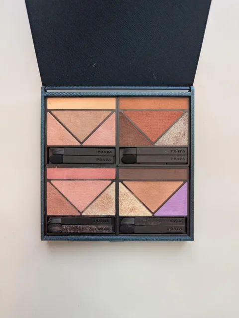 My husband 3D printed me a palette for my eyeshadow refills :)