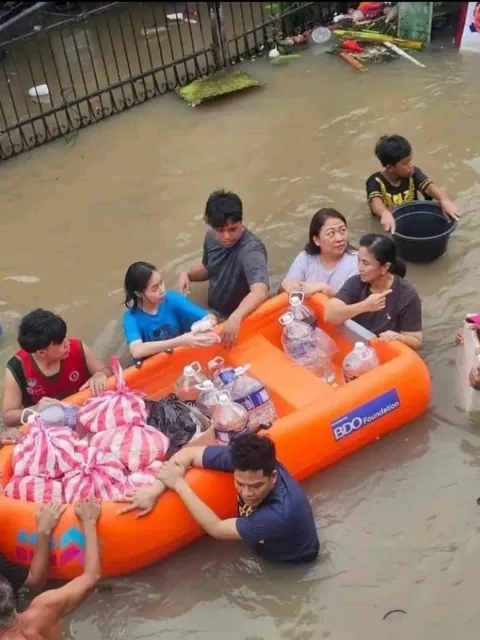 Can't help but to remember the Leni Robredo kind of leadership during disaster. No press, no bodyguard but only real public service