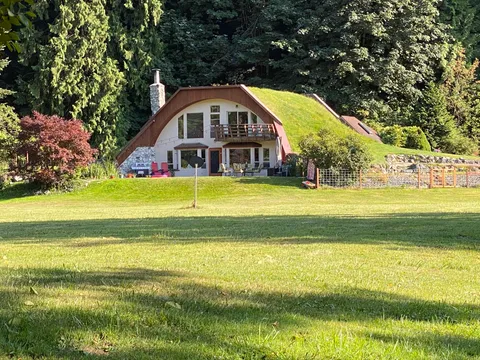 My in-laws built an earth home strait out of the shire about 30 years ago. Still holding strong today.