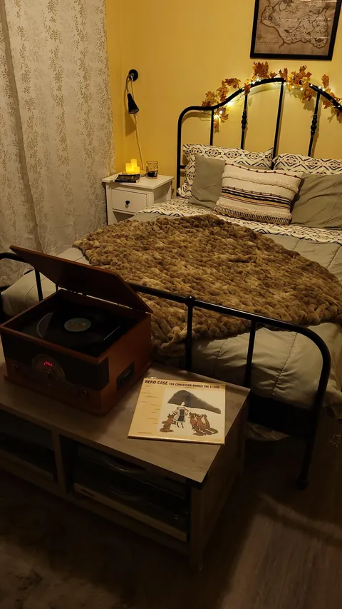 After 3 years I decided to finally cozify my bedroom 🍂🍁