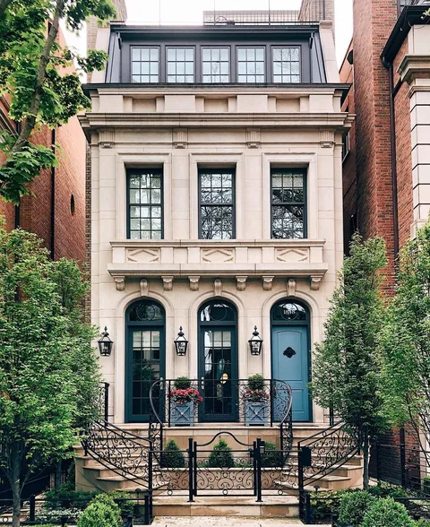 Parisian townhouse with an imperial staircase entrance on Howe Street, Lincoln Park, Chicago [1080×1322]