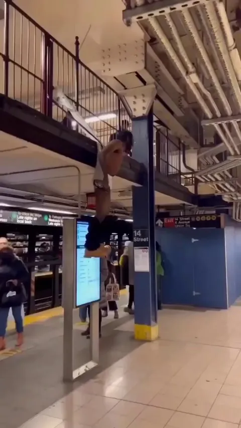 Craziness in New York Subway Station