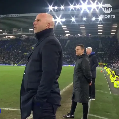 Slot's reaction to Everton's last minute equalizer with Pickford's knee slide in the background