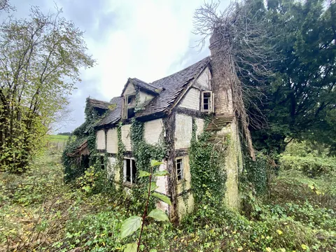 Abandoned cottage (England)