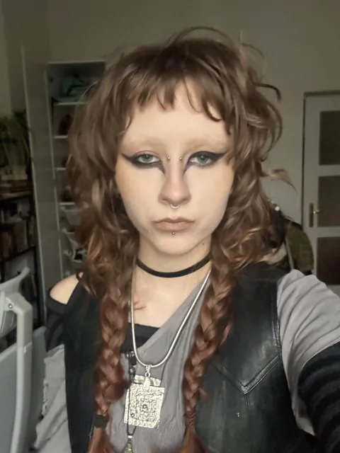 Asymetrycal eyeliner look