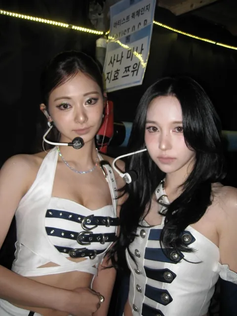 Twice - Tzuyu ft Jeongyeon &amp; Mina