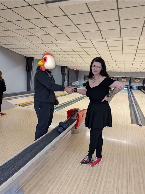 20F recovering alcoholic, jobless ex-goth. Life’s given me a slow roast—now burn me beyond recognition.