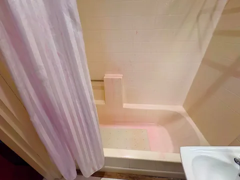 Someone dyed their hair at my hotel, left without saying a word