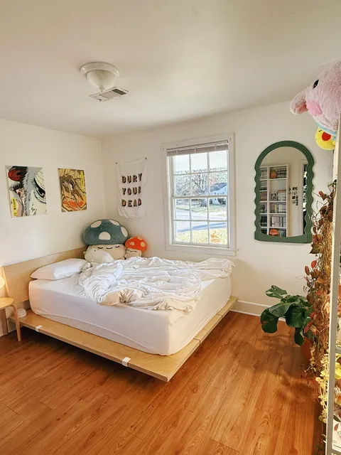 My cozy plant-filled apartment in Alabama (I’ve been told!)