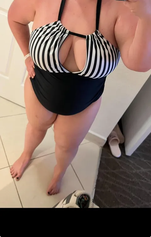 New Year..same fat slut..whhoooopppssss