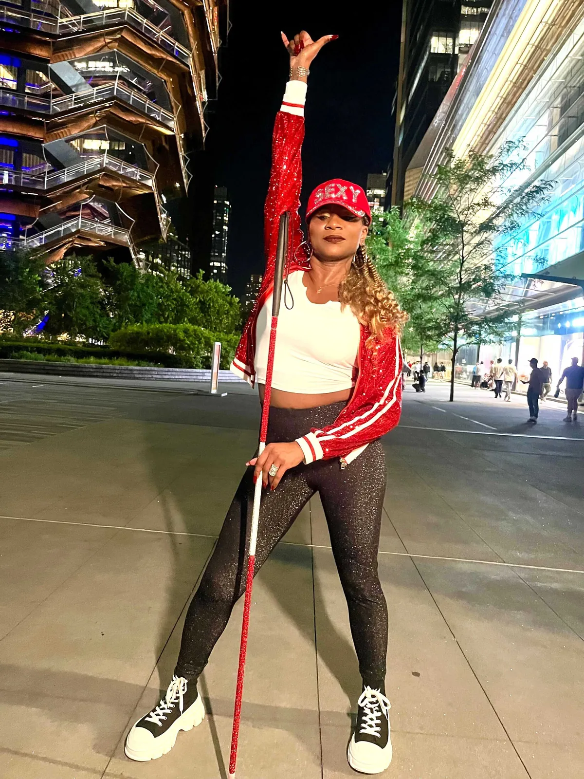 My SO is blind and I do her makeup, shiny gold for a music video! I also tried contouring for the first time ♥️