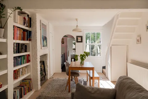 19th-century two-bedroom weatherboarded cottage, Chigwell, Essex, England [1600x1067]