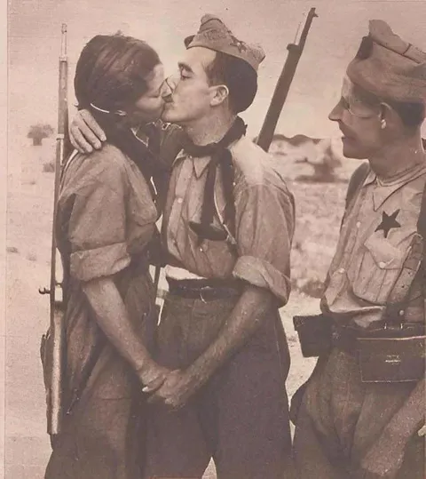 Spanish republican soldiers getting married in 1937