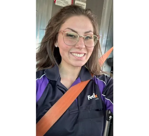 25 yo, mom of 1…am I hot enough go consider dating? 🥹➡️😪 (f25) 