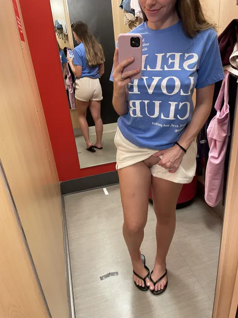 A lil 🐱 peek 🤗 [f]