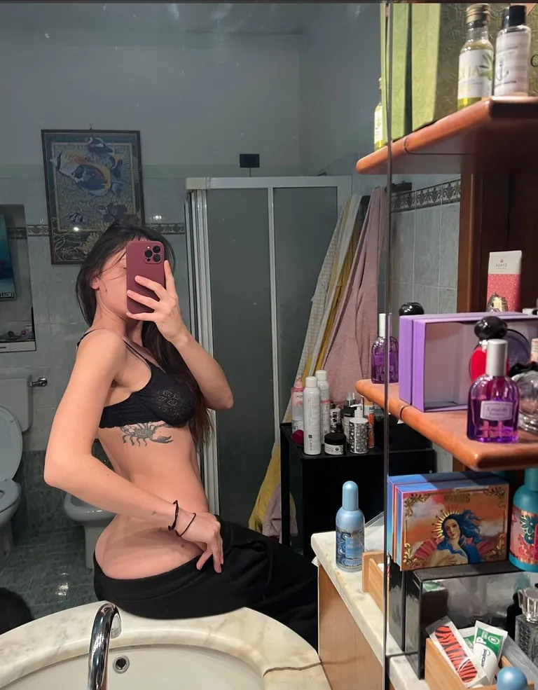 Ça te dit de me déshabiller ? Alors fait glisser 👉🏼👉🏼