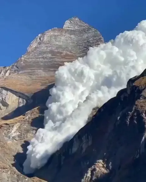 🔥 Cloud avalanche in the mountains of Nepal