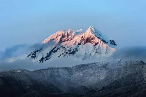 Fresh snow and Alpenglow at Mt Garibaldi [OC] [4000x2667]