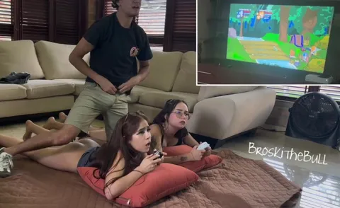 These girls like Castle Crashers almost as much as sucking dick