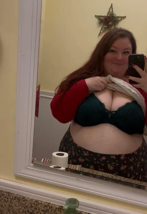 I snuck away from family dinner to flash you 🥰