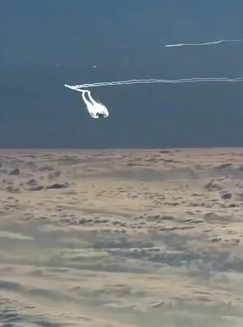 How a Boeing looks like at Cruise Speed from an another Plane