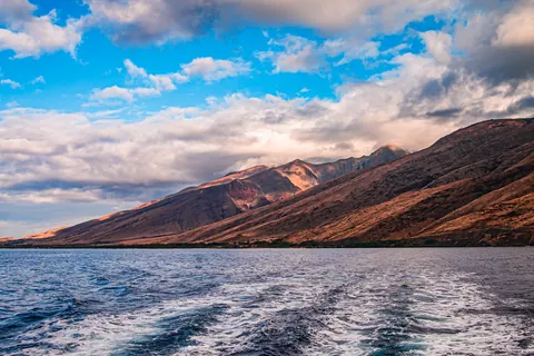 [OC] Maui coastline under passing clouds [2048x1365]