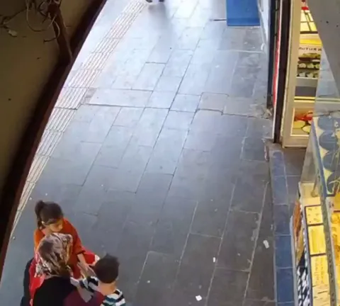 A man rescued a child who had sugar stuck in his throat