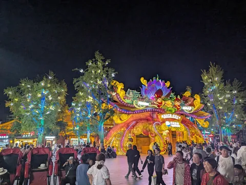 I randomly found Nanjing’s Qinhuai Lantern Festival, and it was breathtakingly beautiful