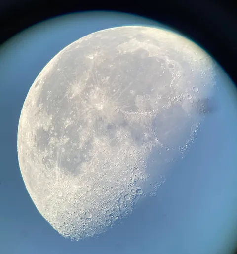I took this photo of the Moon with a 3D-printed telescope and my smartphone