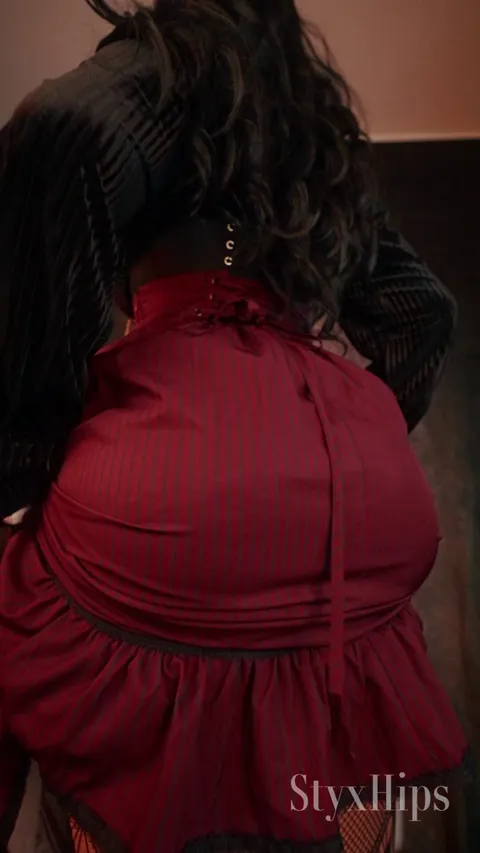 I can finally take my clothes off after a long day... *𝒋𝒊𝒈𝒈𝒍𝒆 𝒋𝒊𝒈𝒈𝒍𝒆*