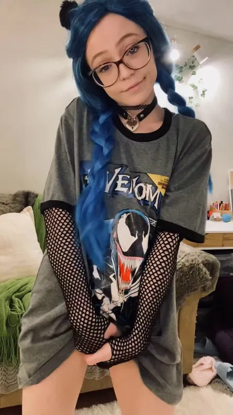 In case you ever wondered what the cute little nerd next door looks like naked 😋 [F]