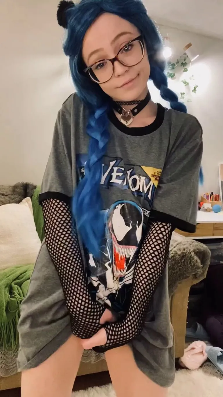 In case you ever wondered what the cute little nerd next door looks like naked 😋 [F]