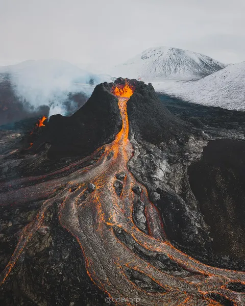 Here's another shot from the ongoing eruption in Iceland [OC] [1111x1389]