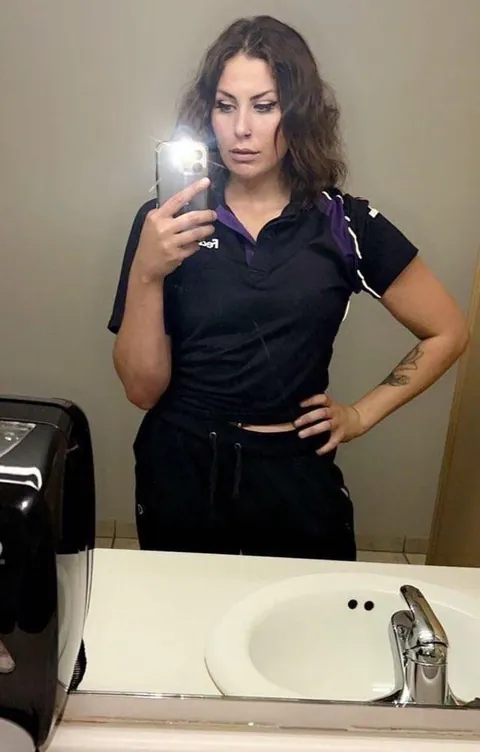 Born in 1999, 1 kid... Am I still hot? 🫣➡️ F27