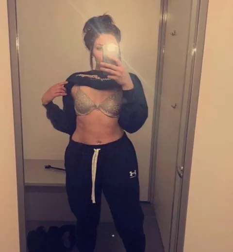 Just a normal 25 year old  Mom of 1, would love an honest rating!🥹👉🏼👈🏼 f25