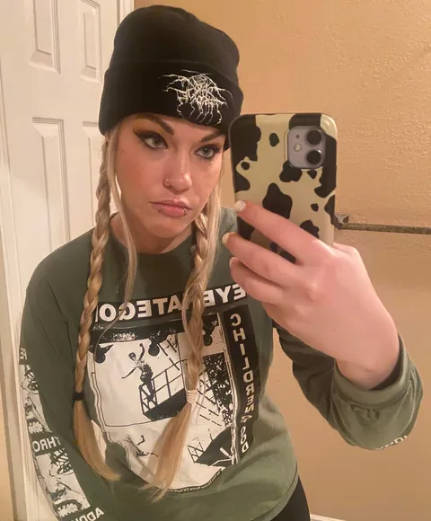 i’m bored. i’m lonely. too desensitized. need stimulation.