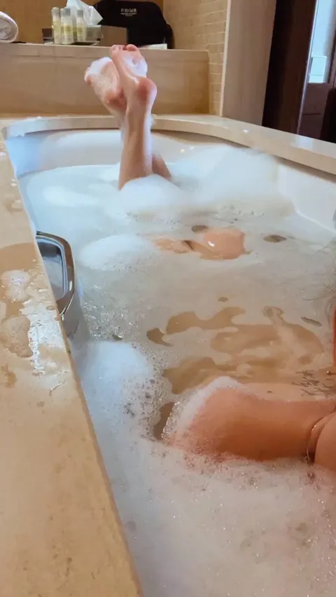 Showing you my wet 19yo cute butt