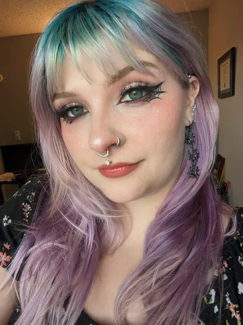 It's the time of year for spiderweb liner again!