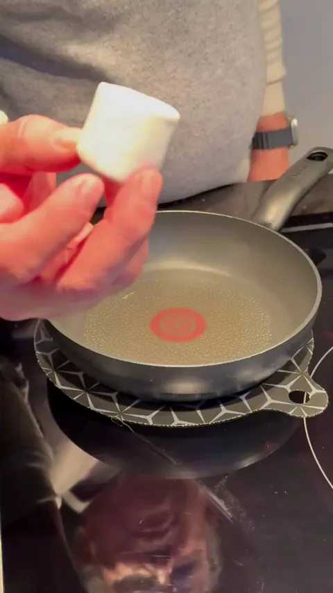 Marshmallow net in a frying pan