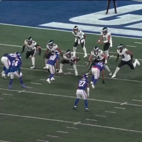 [Highlight] Hurts misses a wide open Devonta Smith who would've taken it for 6, instead, 3 and out