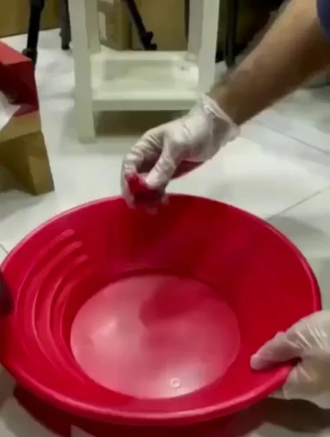 Using red dye to demonstrate how Mercury cannot be absorbed by a towel