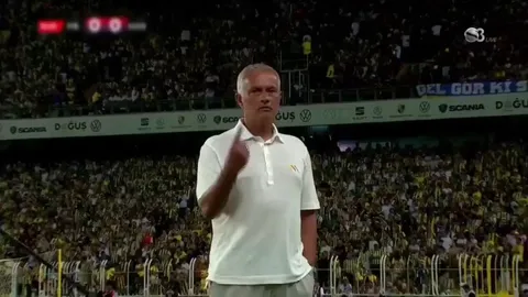 It took a grand total of 20 minutes for Jose Mourinho to get his first yellow card in the turkish Süper Lig