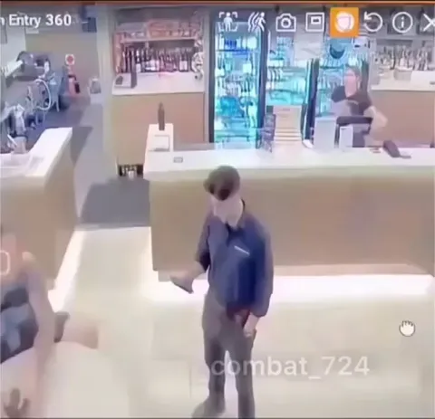 Restaurant worker uses boxing skills and swiftly drops violent customer