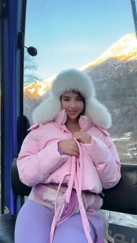 Flashing boobs in the elevator