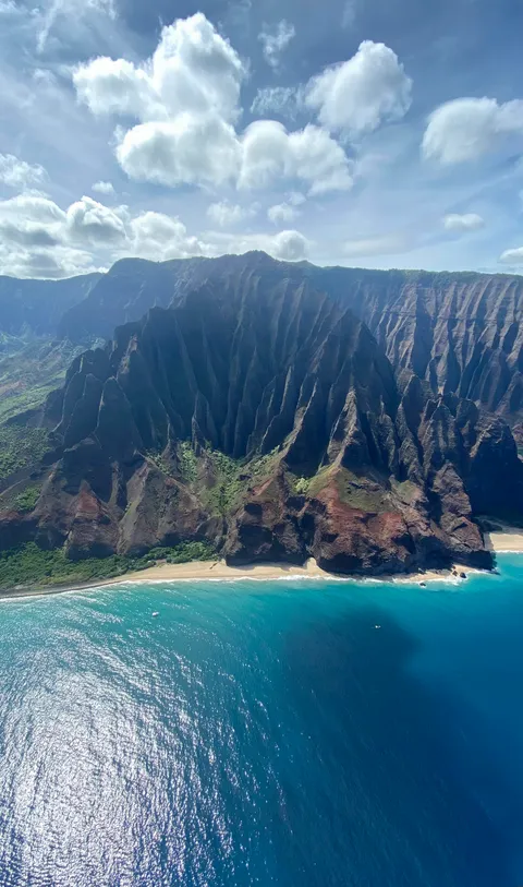 Snapped this on a open door helicopter ride through the Nā Pali Coast yesterday. [OC] [1920x1080]