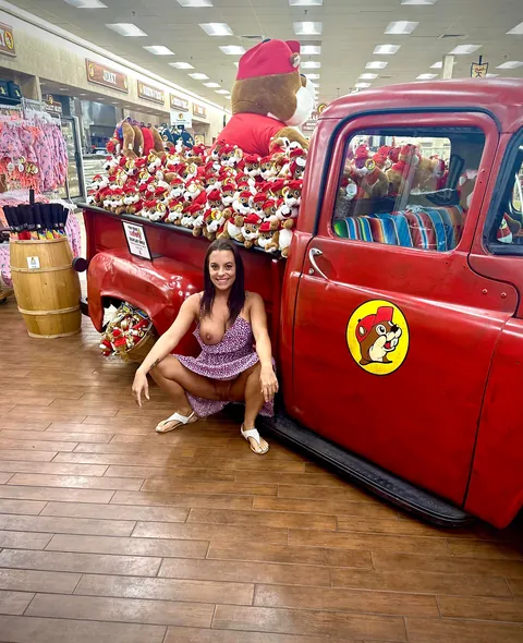 The beaver isn’t the only thing getting stuffed in here 🦫🍑Flashing at Bucc-ee’s. Swipe..