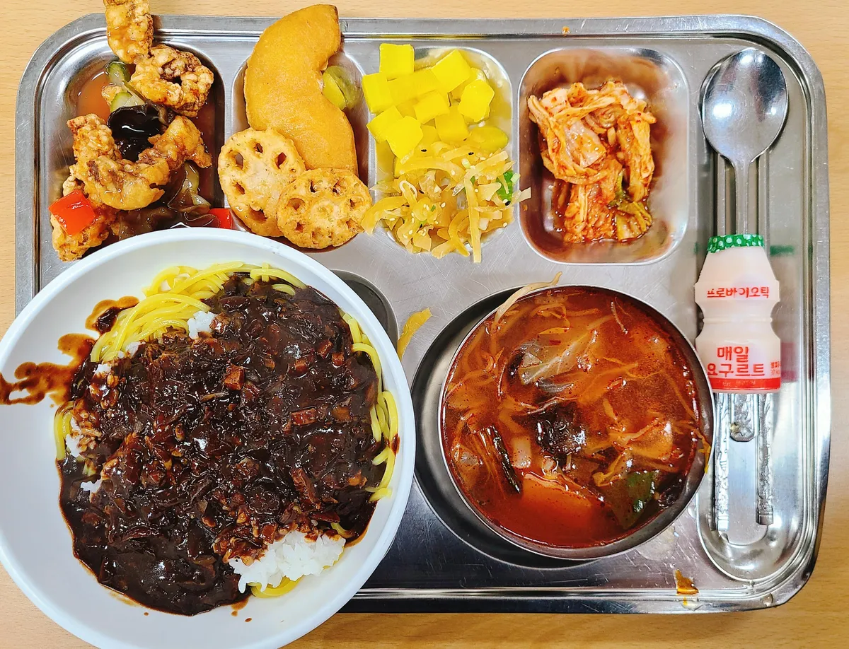 My Korean School Lunch of Jjajangmyeon, Jjampong Soup, and Various Banchan!!