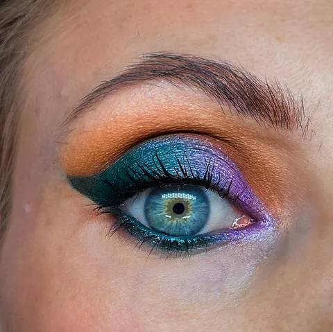 After a long stretch of very boring makeup I decided on some color today